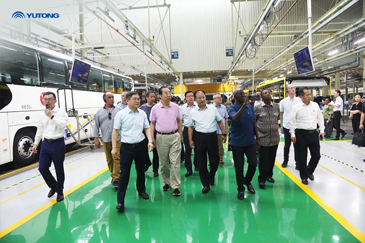 Diplomatic envoys from 20 countries visits Yutong